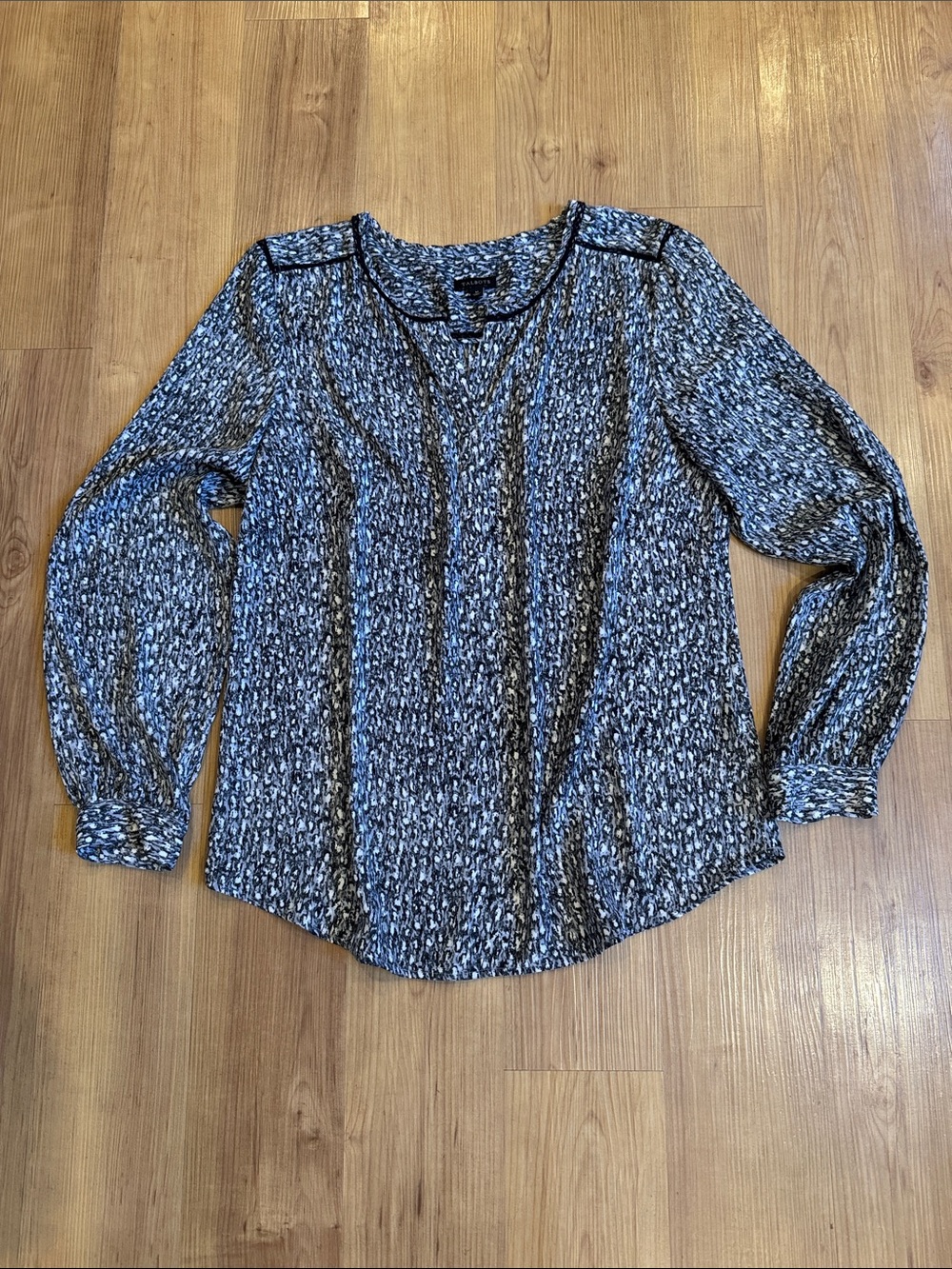 Talbots Black and White Printed Long-Sleeve Blouse Sz Medium